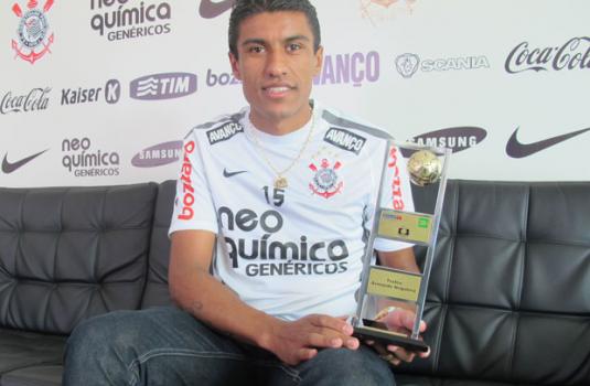 Paulinho recebeu o trofu Armando Nogueira como melhor jogador da dcima rodada