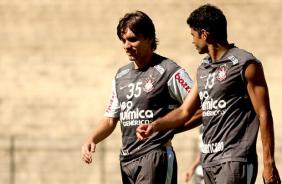 Paulo André, na foto com William, é um dos que podem substituir o capitão no Corinthians