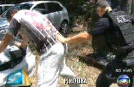 Policial prende ator com a camisa do Corinthians durante simulao de assalto em treinamento da PM