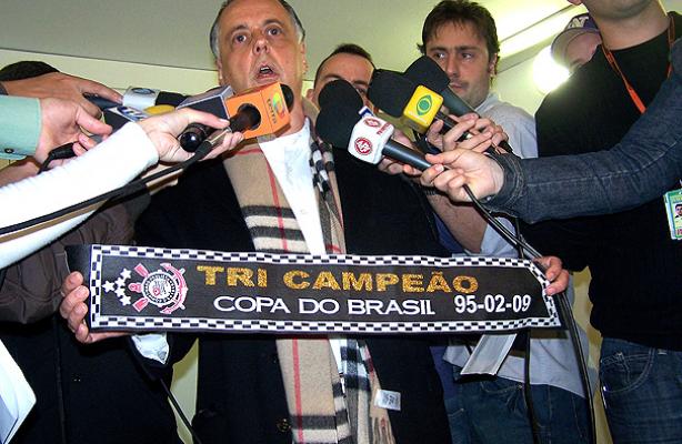 Presidente do Internacional comemorando a terceira Copa do Brasil do Corinthians