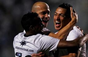 Ralf comemorando o primeiro gol do Corinthians