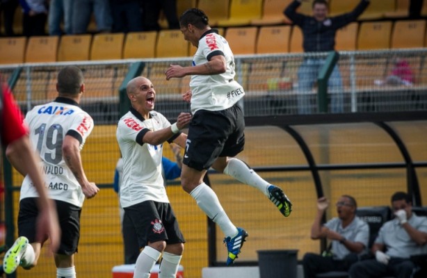 Ralf comemora com Fbio Santos o gol na partida