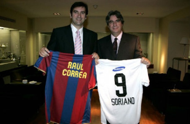 Raul com Ferran Soriano, vice-presidente de finanas do Barcelona, atual CEO do Manchester United