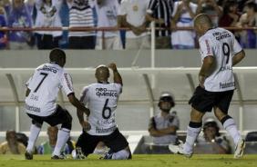 Roberto Carlos comemorando seu primeiro gol pelo Corinthians