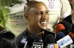 Roberto Carlos  cercado pela imprensa aps treino
