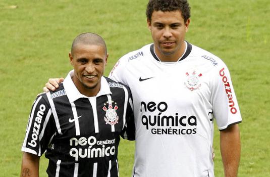 Roberto Carlos e Ronaldo posam com a nova camisa do clube 