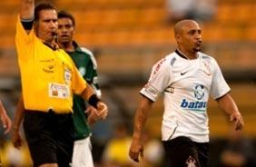 Roberto Carlos foi expulso no incio do clssico contra o Palmeiras