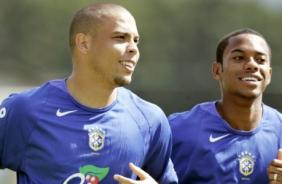Robinho e Ronaldo jogando juntos em 2005