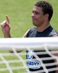 Ronaldo ainda pode atuar do lado de Riquelme