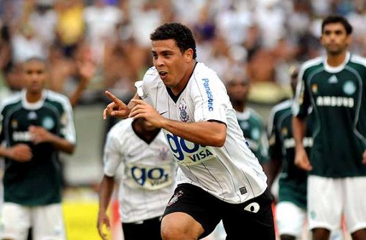 Ronaldo comemorando seu primeiro gol pelo Corinthians
