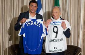 Ronaldo tambm recebe camisa da seleo de Israel.