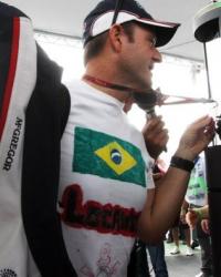 Rubens Barrichello mostra o smbolo do Corinthians na parte de baixo da camiseta