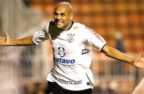 Souza comemorando gol pelo Corinthians
