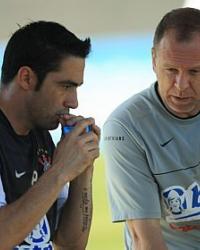 Tcnico Mano Menezes conversa com zagueiro Chico durante o treino do Corinthians