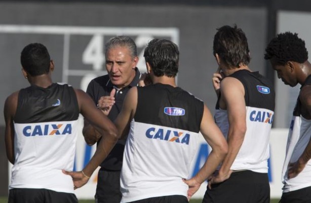 Tite orientando os jogadores do Corinthians