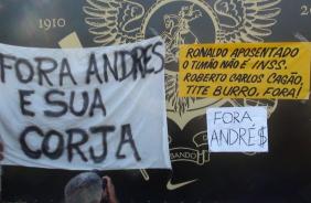 Torcedores do Corinthians exibiram diversas faixas e cartazes para protestar