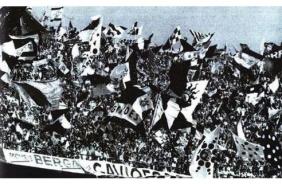 Torcida do Corinthians com bandeiras de mastro