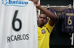 Vendedor mostra a camisa personalizada de Roberto Carlos 