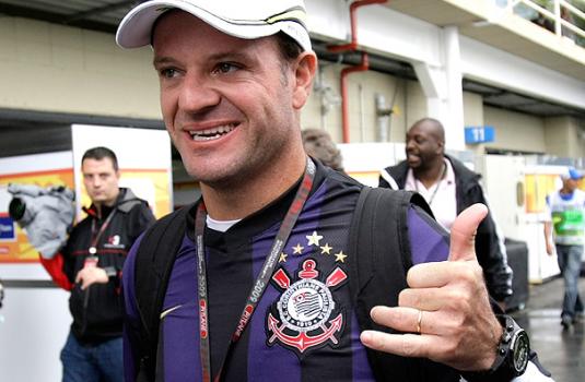 Vestindo a camisa do Corinthians, Rubens Barrichello visita o autdromo de Interlagos 