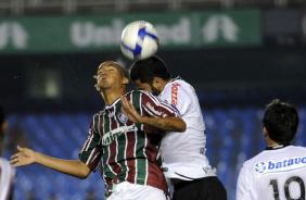 Willian disputando a bola contra o Fluminense