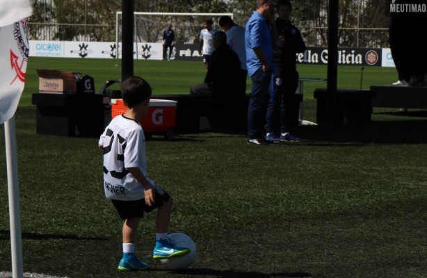 Filho de Fagner mostra habilidade com a bola em treino do Corinthians