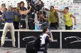 Carille leva banho de cerveja de jogadores do Corinthians em coletiva