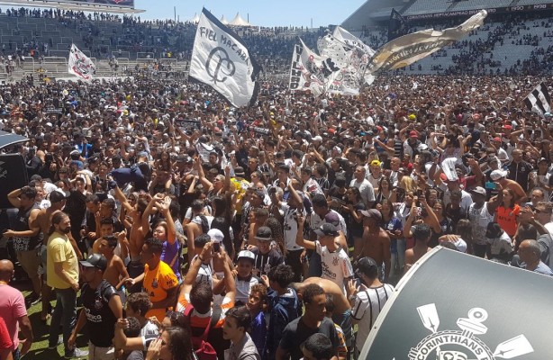 Milhares de torcedores invadem gramado da Arena Corinthians