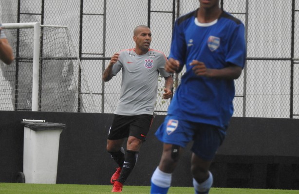 Corinthians goleia em jogo-treino no CT Joaquim Grava