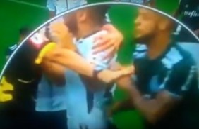 Canal flagra agresso pelas costas de Felipe Melo a Clayson, do Corinthians