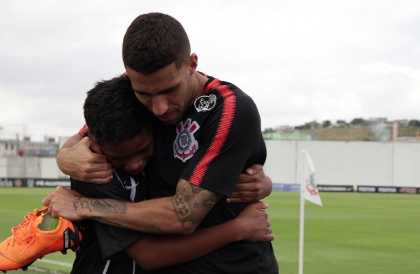 Garoto Igor realiza sonho de conhecer CT e jogadores do Corinthians