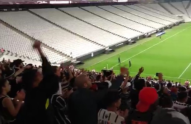 Torcida do Corinthians comemorando vitria do futebol feminino na Arena