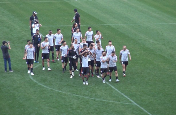 Jogadores do Corinthians agradecem o apoio da torcida em treino na Arena