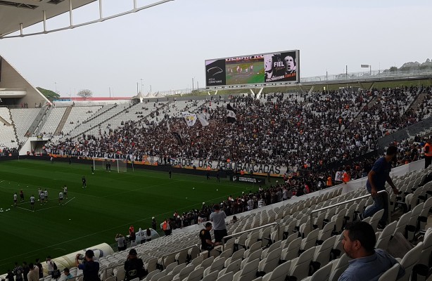 Jogadores do Corinthians dão volta na Arena em agradecimento à Fiel