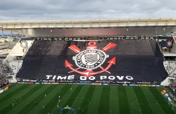 Descida do Bandeirão na Arena antes do clássico entre Corinthians e Santos