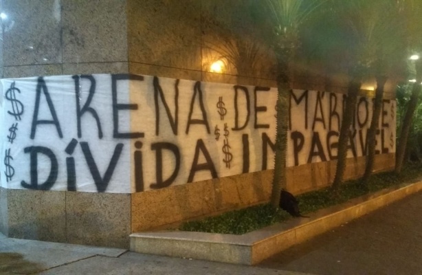 Organizadas do Corinthians fazem protesto no Parque São Jorge