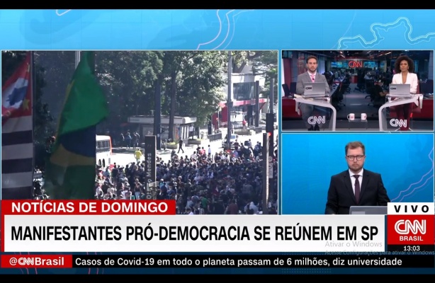 Protesto com corinthianos pela democracia toma Avenida Paulista