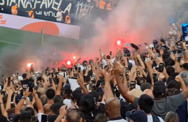Torcida do Corinthians, com sinalizadores, canta: 'Arerê, o Grêmio vai jogar a Série B'