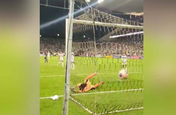 Veja o gol do título do Corinthians filmado do gramado da Neo Química Arena