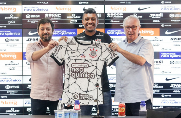 Coleitva de apresentação do Paulinho | Diego Costa mais perto do Corinthians