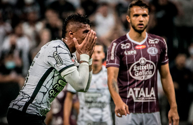 Corinthians cria chances, mas no sai do zero contra a Ferroviria | Paulinho estreia
