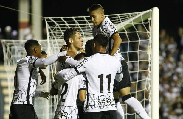 Corinthians x Resende na Copinha | Vale a pena investir em Diego Costa? | Treino no CT - Rapidinhas