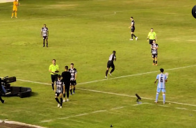 VDEO: Paulinho volta a entrar em campo aps leso no Corinthians