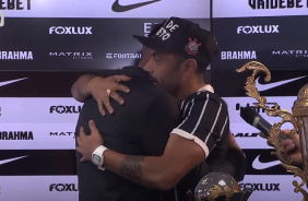 Paulinho abraa torcedor histrico e faz pronunciamento emocionante em despedida do Corinthians