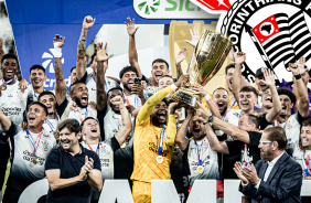 Campeo! Jogadores do Corinthians levantam a taa do Campeonato Paulista 2025
