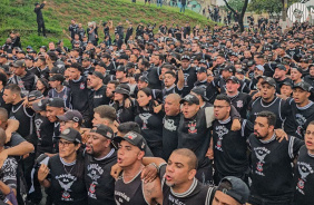 Mar negro: caminhada das Organizadas do Corinthians at� a Neo Qu�mica Arena
