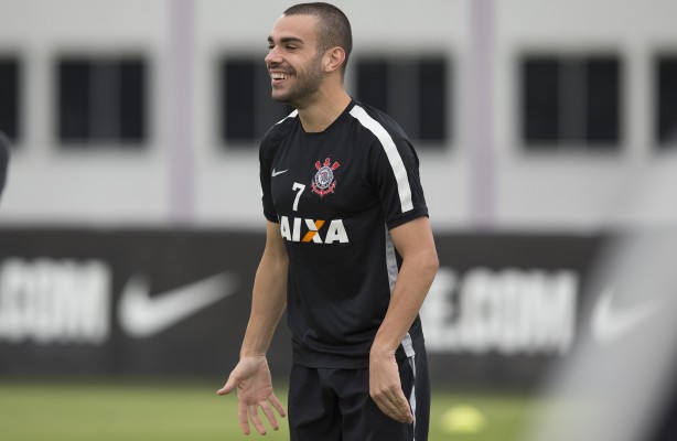 Bruno Henrique faz um belo gol no treino do Corinthians