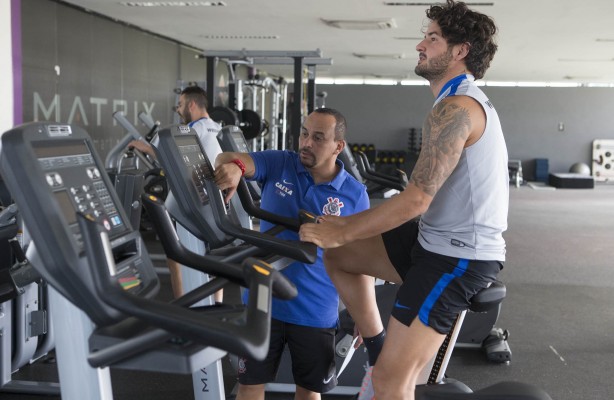 Corinthians divulga imagens de Pato treinando na academia do CT