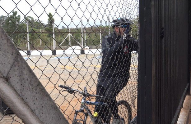 De bicicleta, torcedor se revolta e faz protesto no CT: 'Fora Elias'