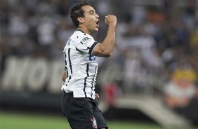 Jadson faz o segundo gol do Corinthians contra o Figueirense