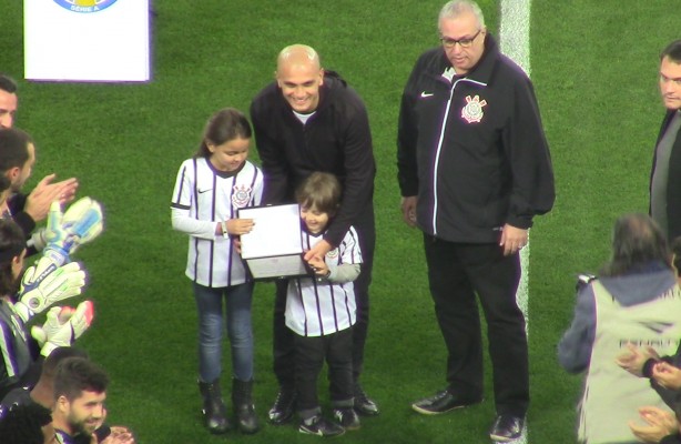 Fabio Santos  homenageado na Arena Corinthians